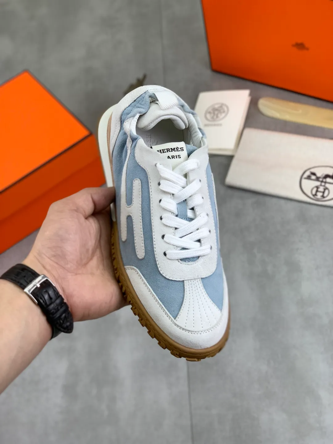 Men's men's shoes 💰P600 New model Top version Original order Hermes Hermès men's Drift Sneaker Summer new casual sports shoes Original purchase, development, production H family men's classic series, technological breathable fabrics with cowhide, casual sports shoes, casual shoes, sports dad shoes combine high-tech breathable materials and cowhide, H family exclusive button decoration on the side. The outsole is full of H italic design and bright colors to show vitality and continue the brand design inspiration. Stroll around the city lightly and feel free and comfortable. Delivered in exquisite packaging 🛍📦 ▪️Fabric: original customized breathable material + first-layer cowhide ▪️Inner: cowhide feet ▪️Outsole: molded and evacuated PU+TPU material ▪️Size: 35-45 Multiple colors available Premium packaging